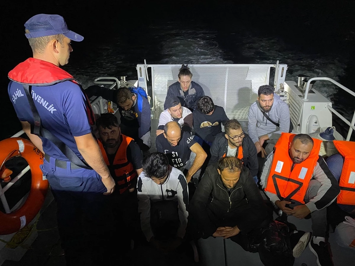 Muğla açıklarında 34 düzensiz göçmen ve 2 göçmen kaçakçısı yakalandı, Yunanistan tarafından itilen 5 göçmen kurtarıldı