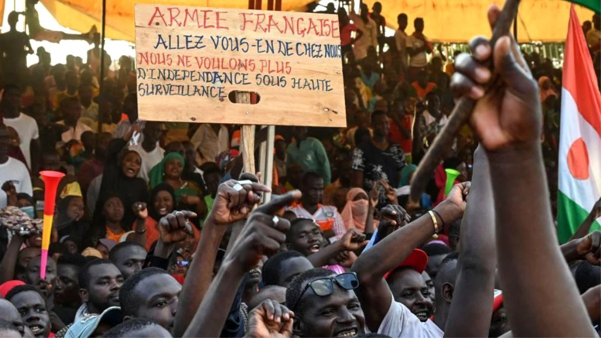 Fransa, Nijer\'deki Askeri Cuntayla İlişkilerini Sonlandırıyor