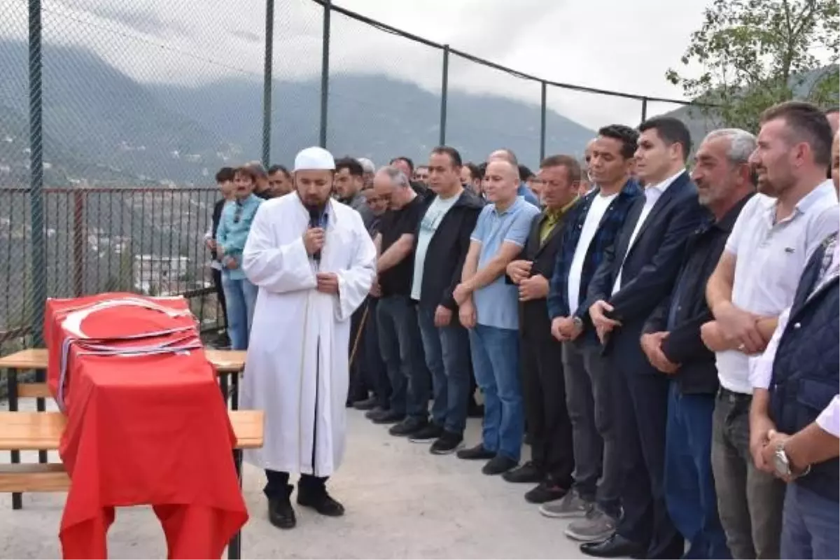 Antakya\'da yıkılan binanın enkazında hayatını kaybeden iş makinesi operatörü toprağa verildi