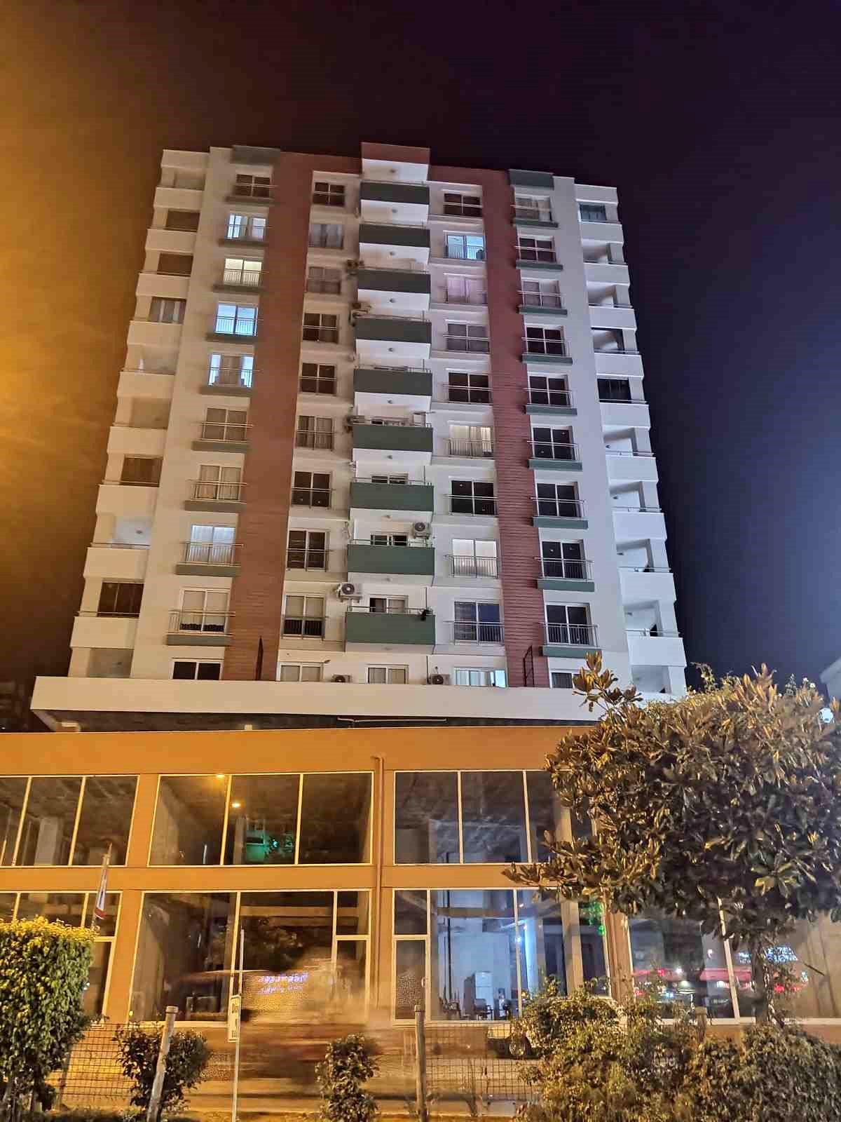 Adana\'da Yangın Merdiveninden Apartmana Giren Hırsızlar Altın ve Kadın Kıyafetleri Çaldı