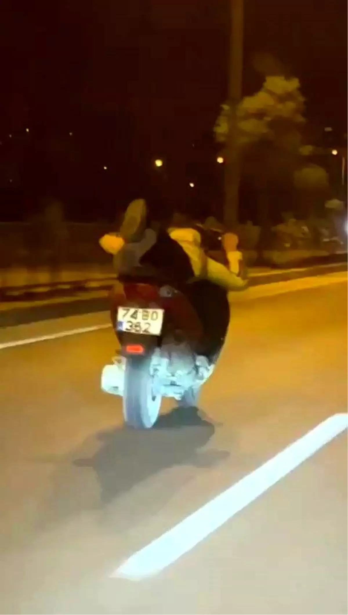 İki motosikletinin canlarını hiçe saydıkları anlar kamerada