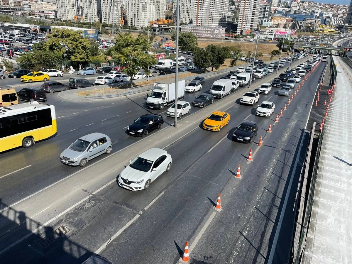 İstanbul\'da haftanın ilk günü trafik yoğunluğu yaşanıyor
