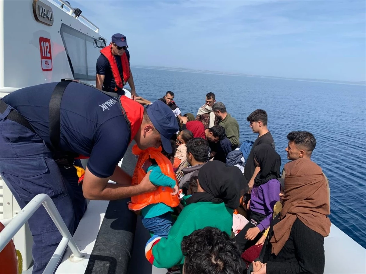 İzmir Açıklarında Yunanistan Unsurlarınca İtildikten Sonra 105 Düzensiz Göçmen Kurtarıldı