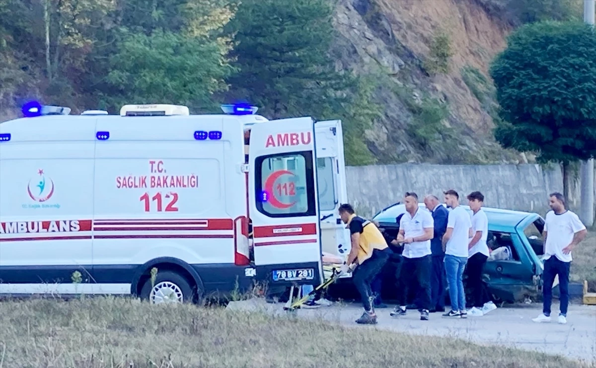 Karabük\'ün Yenice ilçesinde kavşakta meydana gelen kazada 4 kişi yaralandı