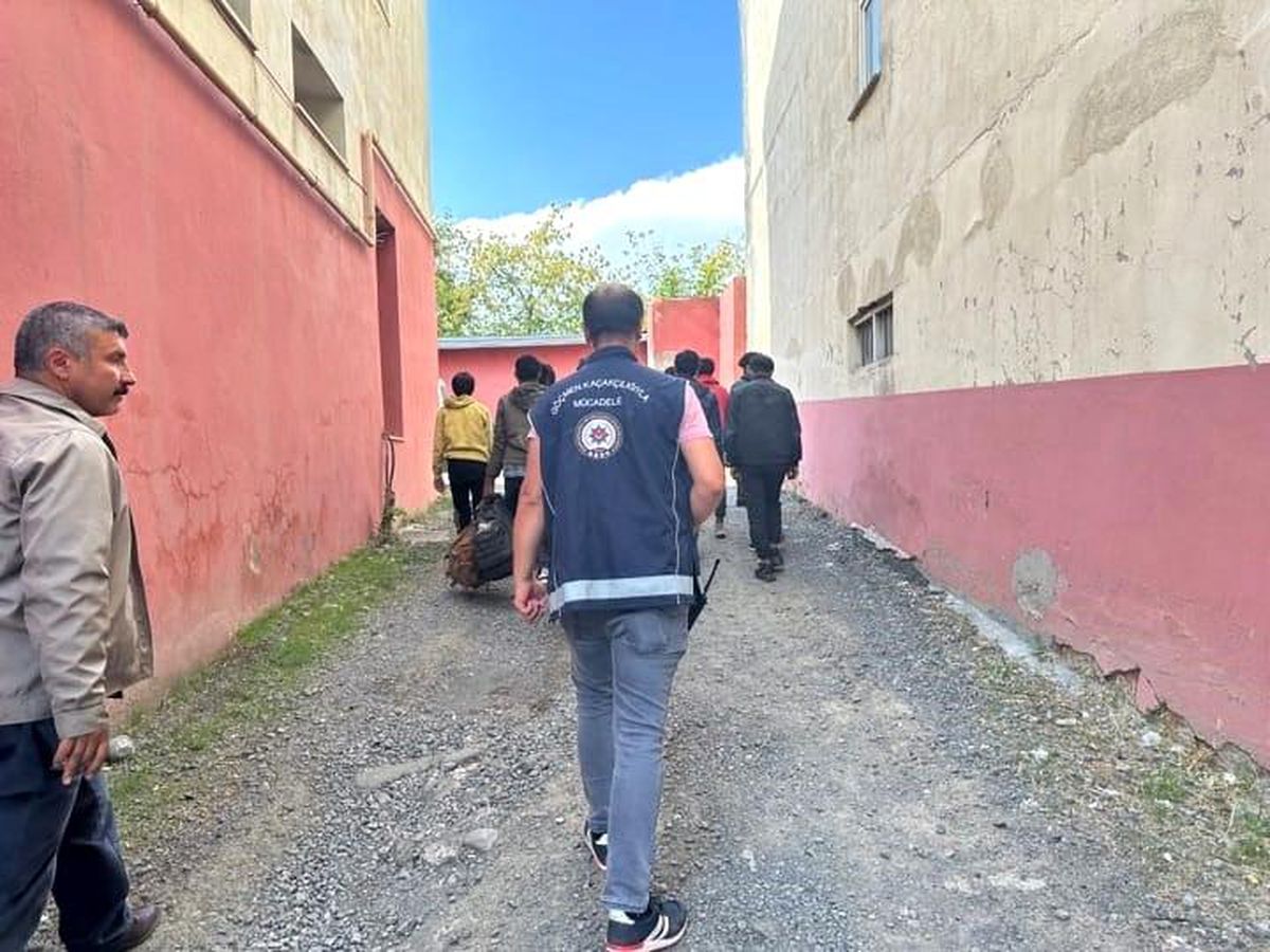 Kars\'ta 16 Afganistan uyruklu düzensiz göçmen yakalandı