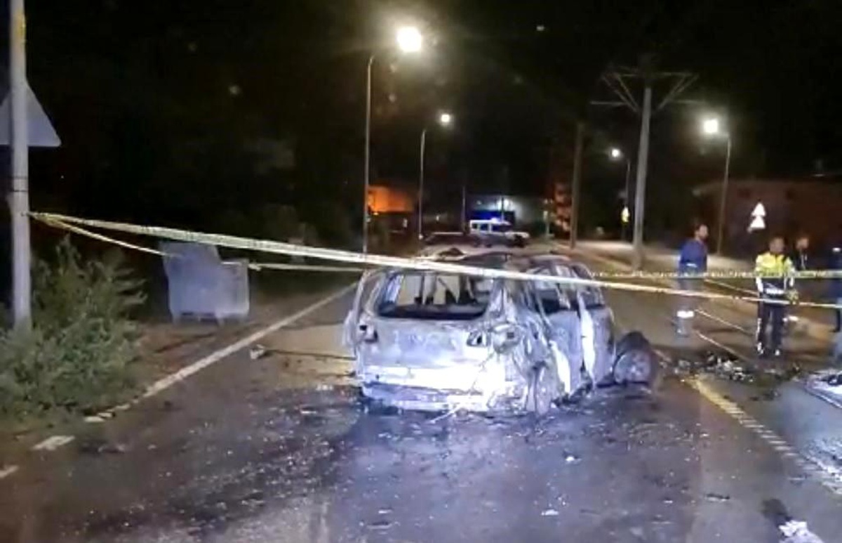 Eskişehir\'de Tramvay Yolunda Kaza: Otomobil Alev Aldı, Sürücü Ağır Yaralandı