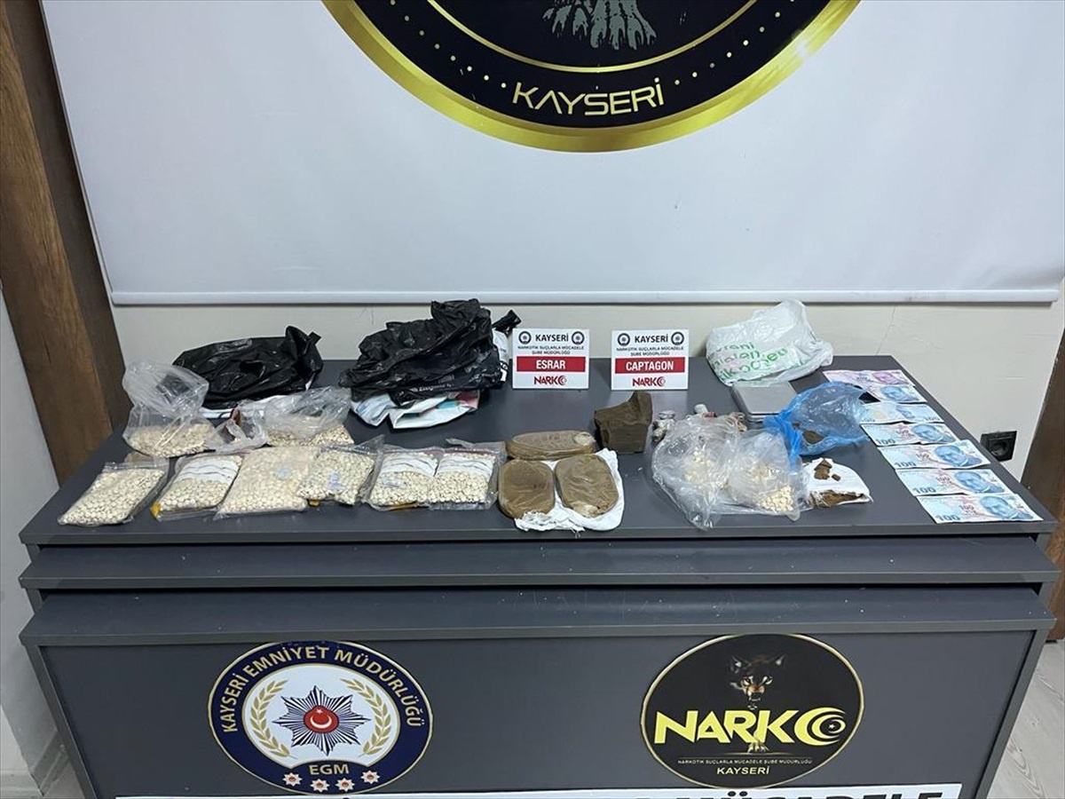 Kayseri\'de 1 Kilo 328 Gram Esrar ve 9 Bin 409 Uyuşturucu Hap Ele Geçirildi