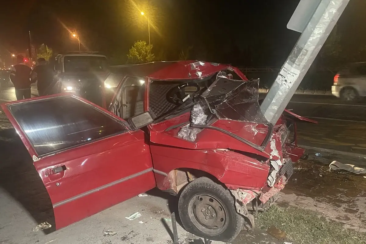 Kayseri\'de Aydınlatma Direğine Çarpan Otomobilin Sürücüsü Ağır Yaralandı