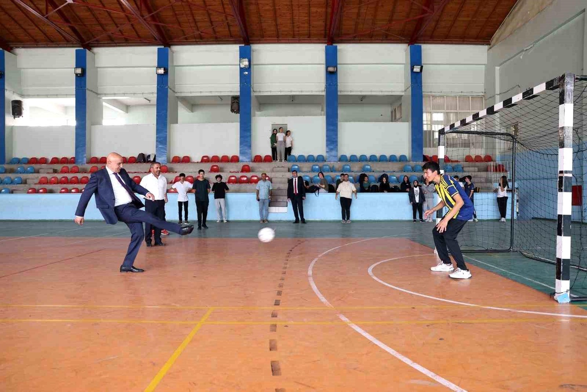 Keçiören Belediye Başkanı Turgut Altınok, mezun olduğu okulları ziyaret etti