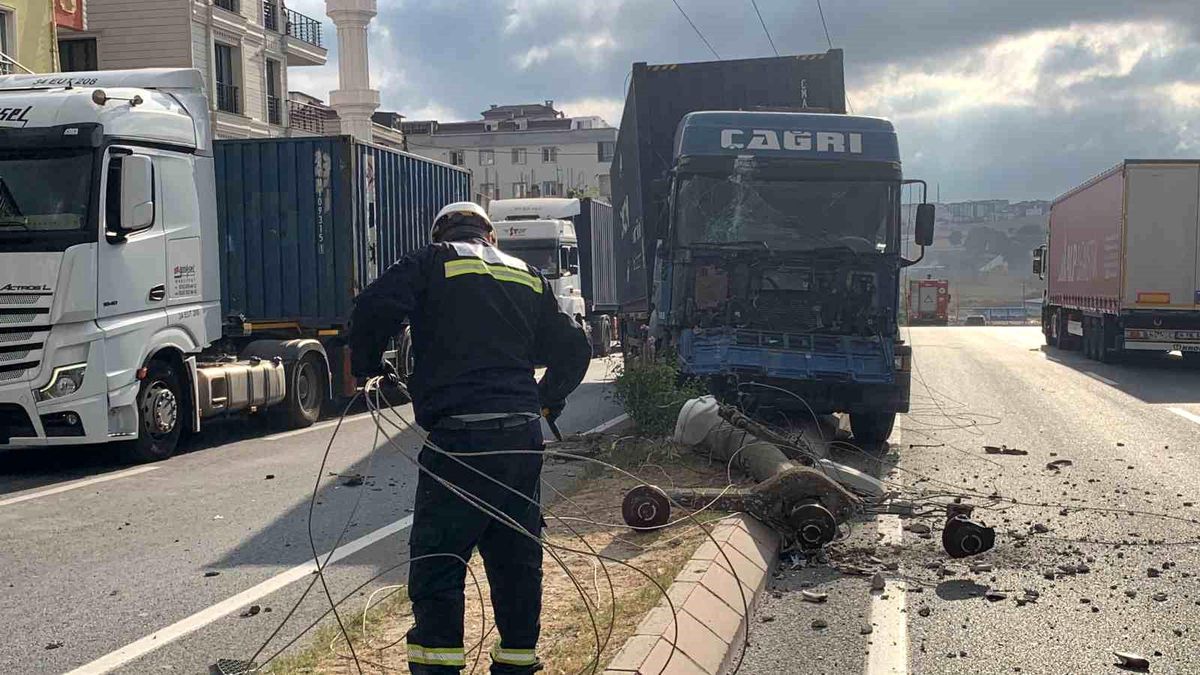 Çerkezköy\'de Kontrolden Çıkan Tır Beton Elektrik Direğini Devirdi