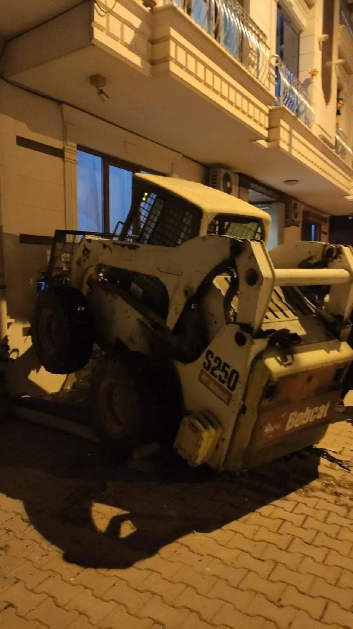 Forklift Sokaktan Kayarak Binaya Çarptı