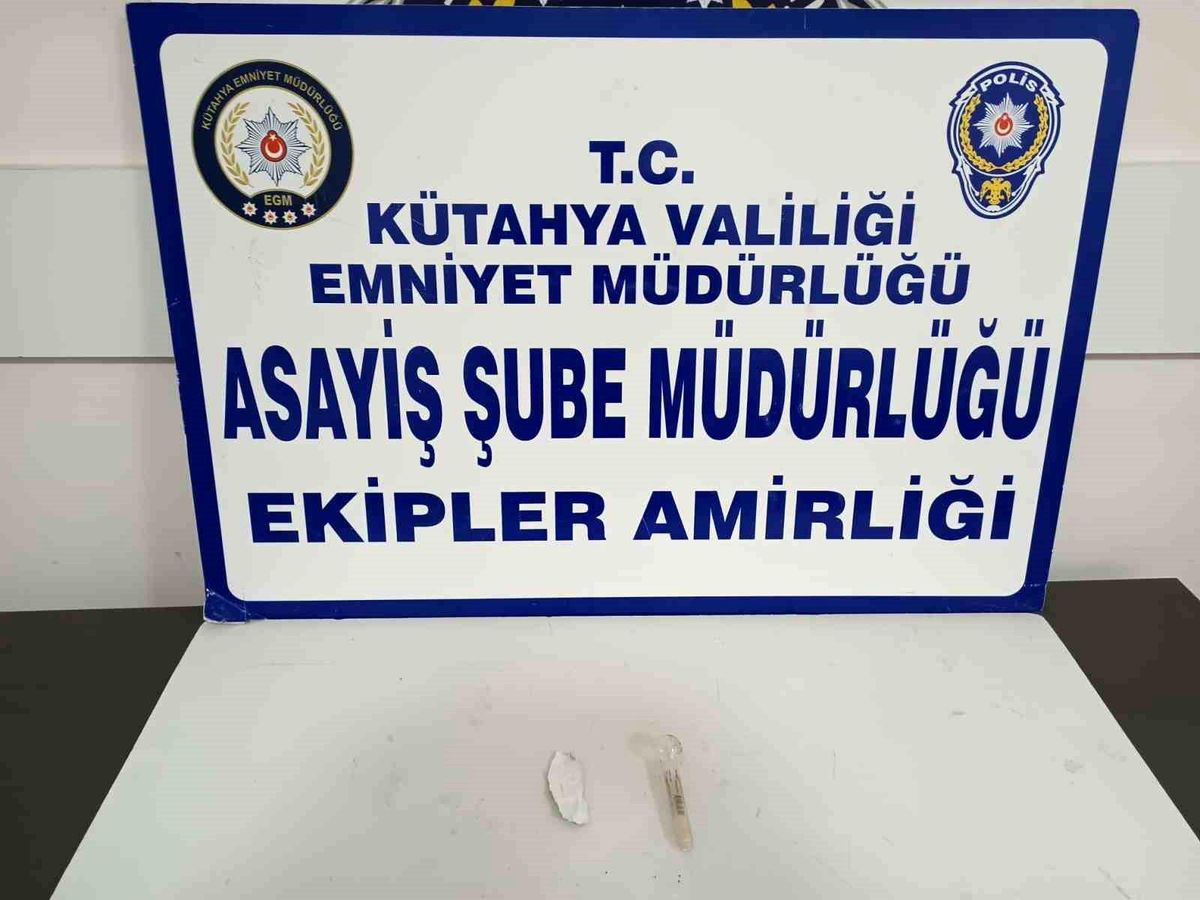 Kütahya\'da Yaya Devriye Ekipleri Şüpheli Şahsı Durdurdu: Metamfetamin Ele Geçirildi