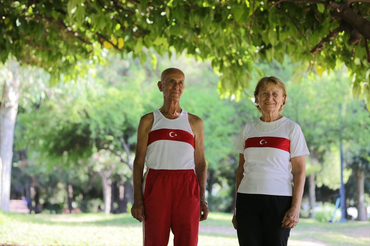 80 ve 85 yaşındaki şampiyon atletler gençlere örnek oluyor