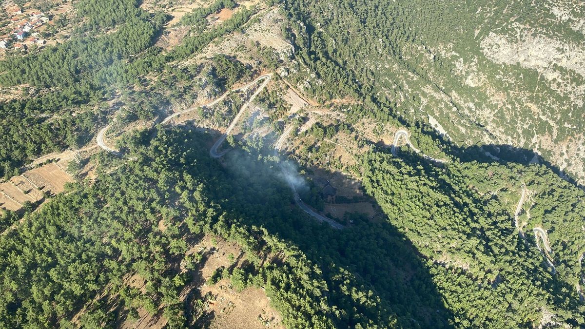 Muğla\'da Orman Yangını Kontrol Altına Alınmaya Çalışılıyor