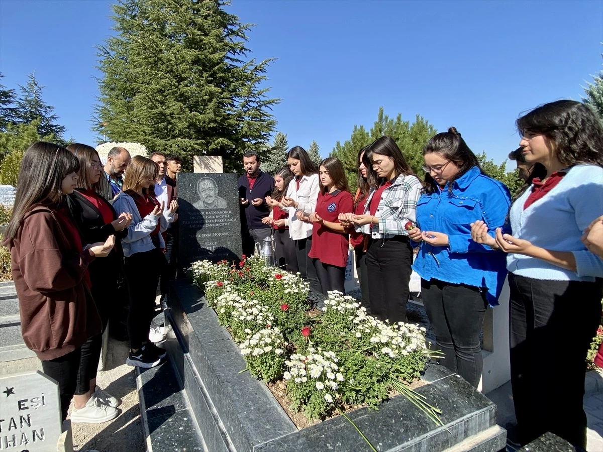 Neşet Ertaş\'ın öğrencileri, vefatının 11. yılında mezarı başında andı