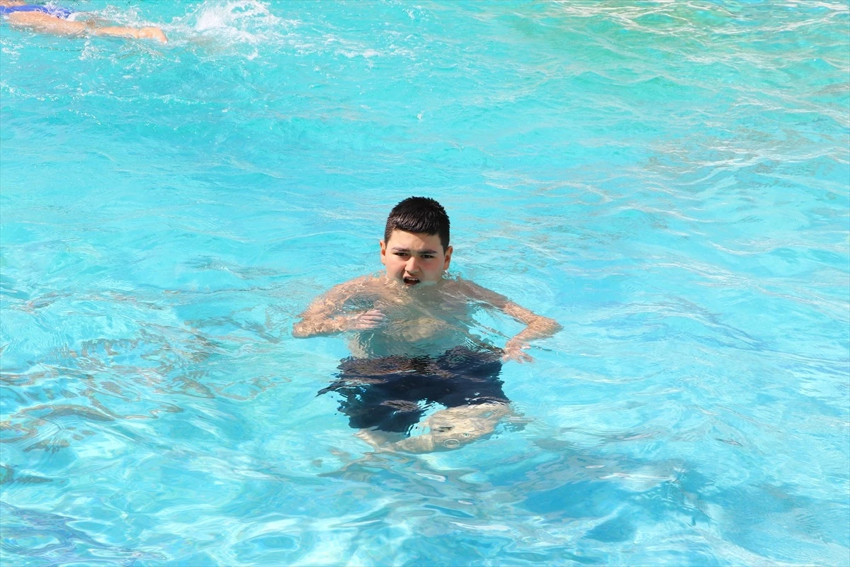 Otizmli çocuk yüzme sporuyla sosyalleşti