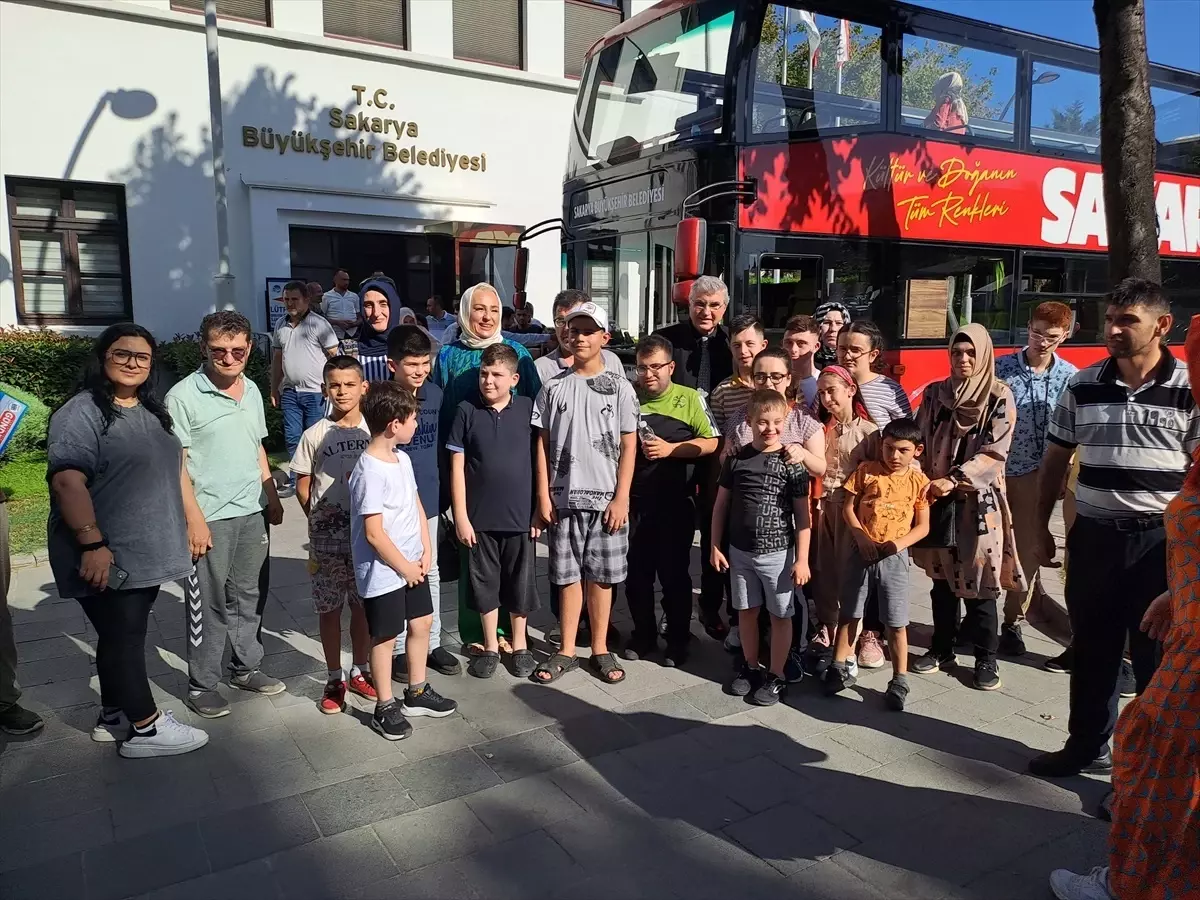 Engelliler ve Aileleri Sakarya\'da Turistik Gezi Otobüsüyle Eğlendi