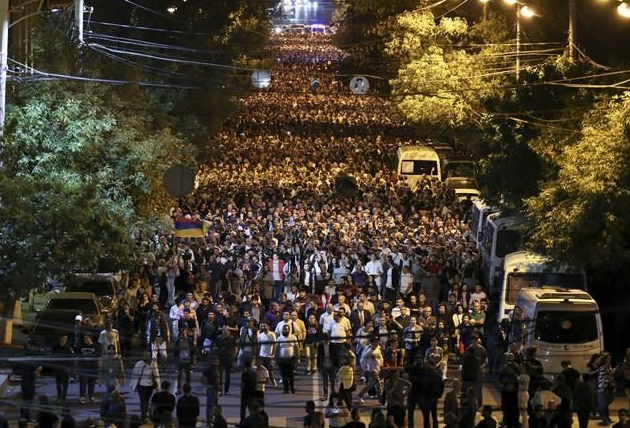 Sokağa inen göstericilerden Paşinyan'a rest: Önümüzdeki 3 gün tüm Ermenistan felç olacak