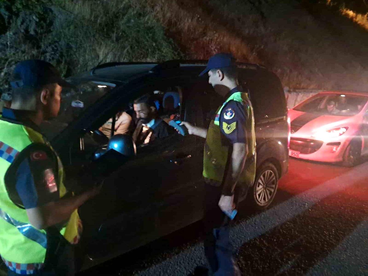 Hakkari\'de Çukurca Yolu Üzerinde Alkol Denetimi