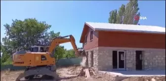 Uludağ'da kaçak inşa edilen villa belediye ekiplerince yıkıldı