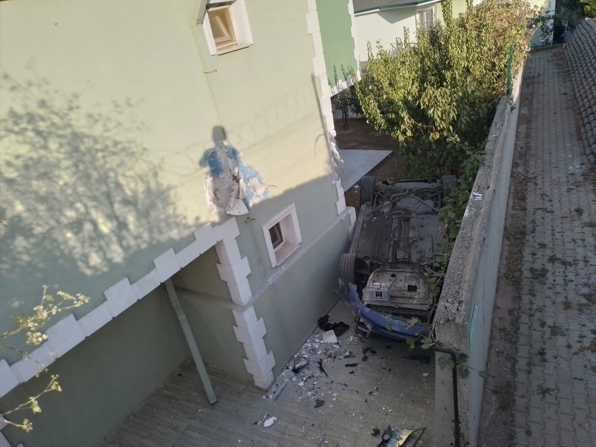 Yalova\'da Otomobil Tel Örgüleri Aşarak Villanın Bahçesine Düştü