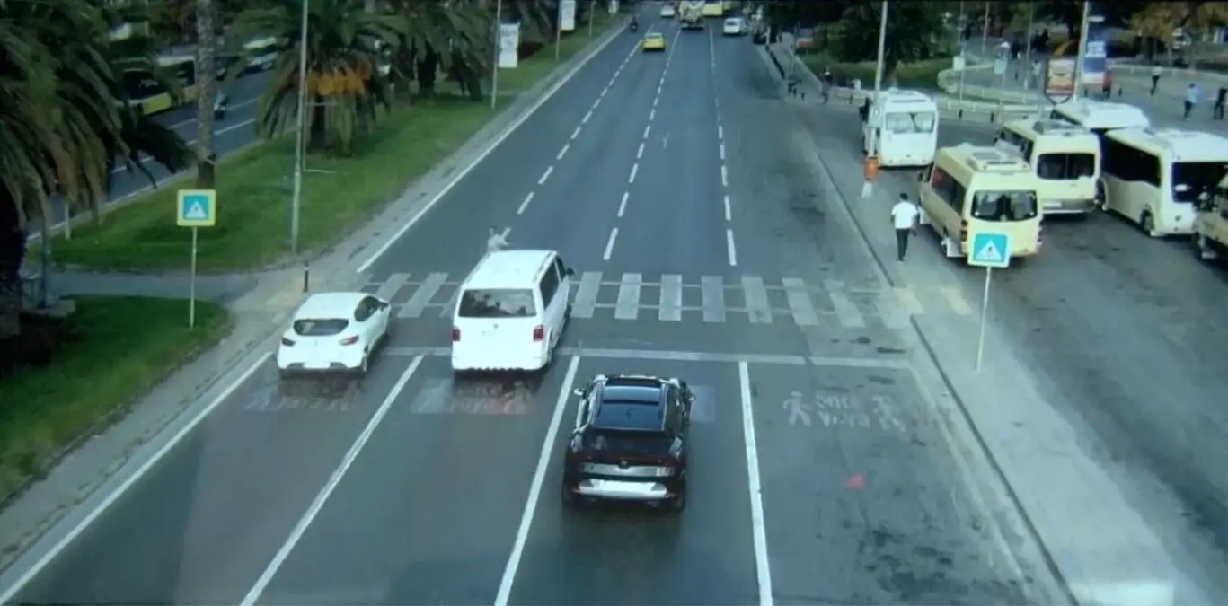 Fatih Vatan Caddesi\'nde Yaya Geçidinde Dron Destekli Denetim Yapıldı