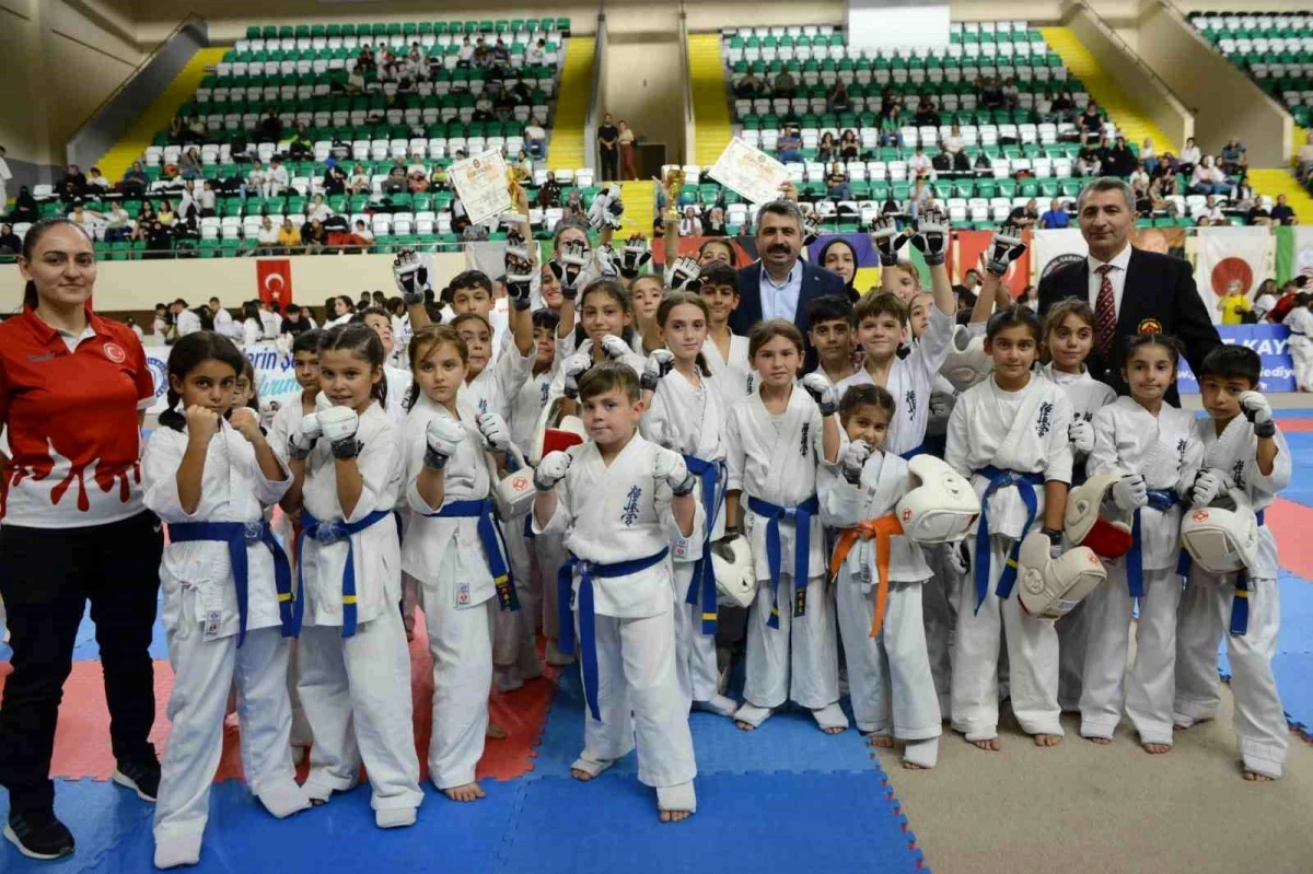 Yıldırım Belediyesi Sporcuları 3. Esat Delihasan Kyokushın Karate Kupası\'nda 50 Madalya Kazandı