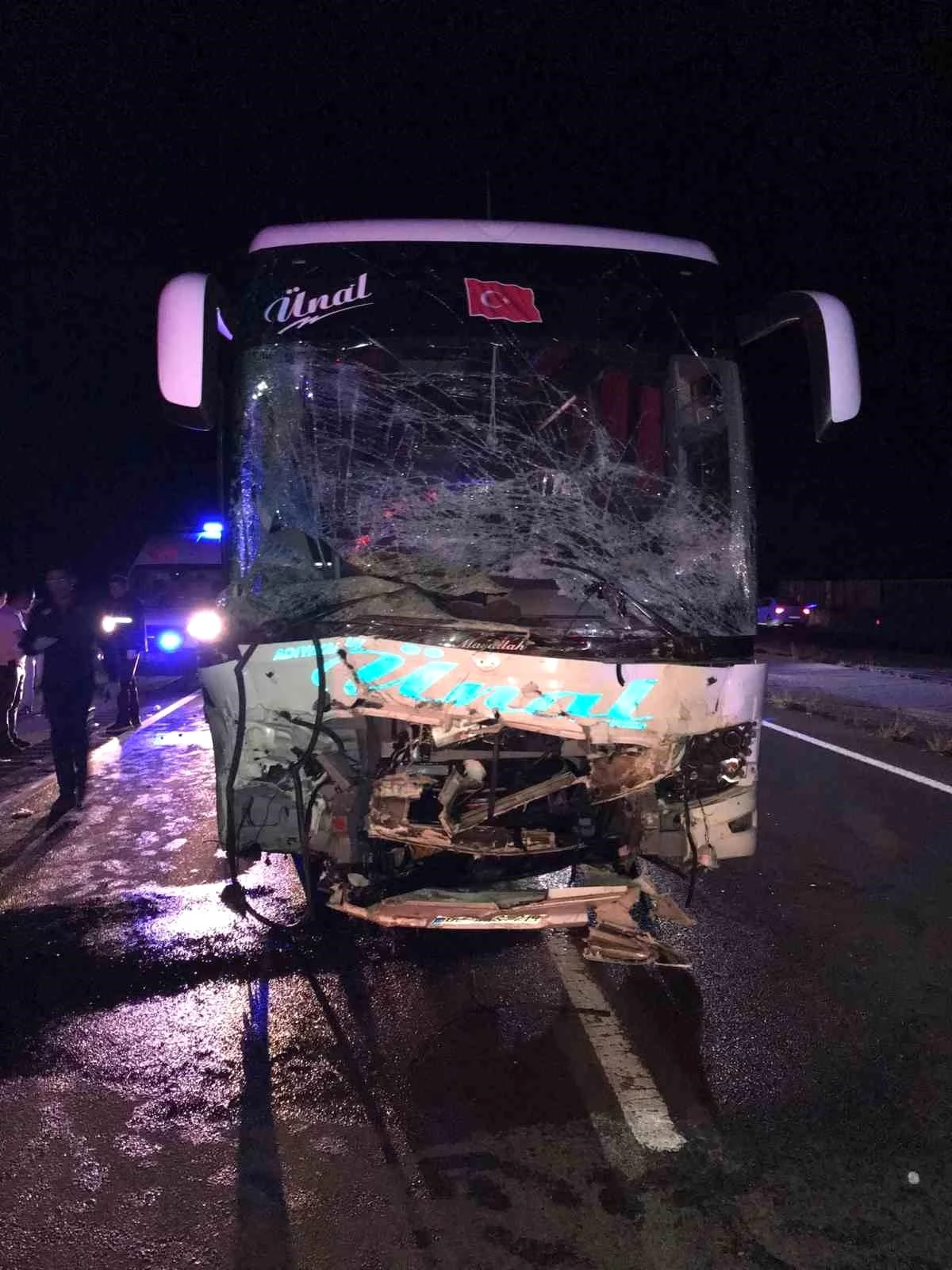 Kayseri\'de otobüs kazası: 2 ölü, 20 yaralı