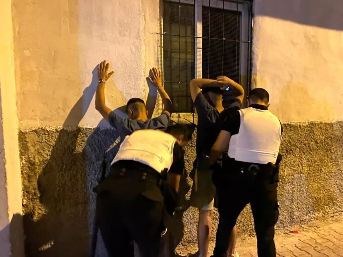 Adana\'da Uyuşturucu Operasyonu: 4 Gözaltı