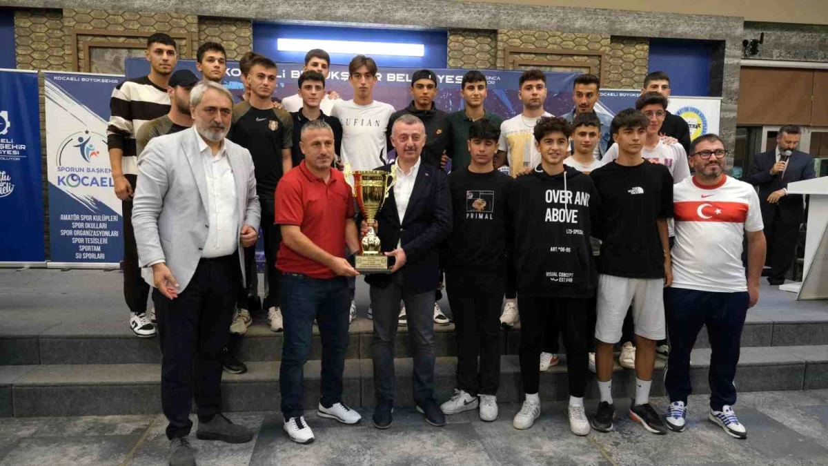 Kocaeli\'de Amatör Futbol Şampiyonlarına Kupa Töreni