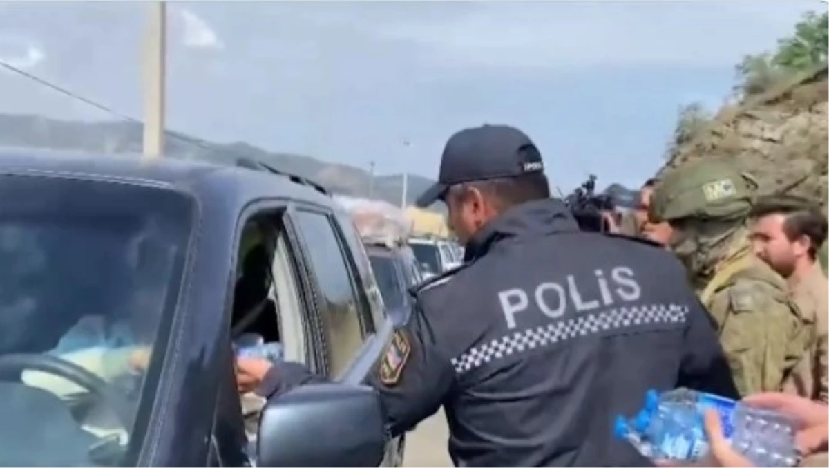 Azerbaycan polisi bölgeyi terk eden Ermenilere soğuk su dağıttı