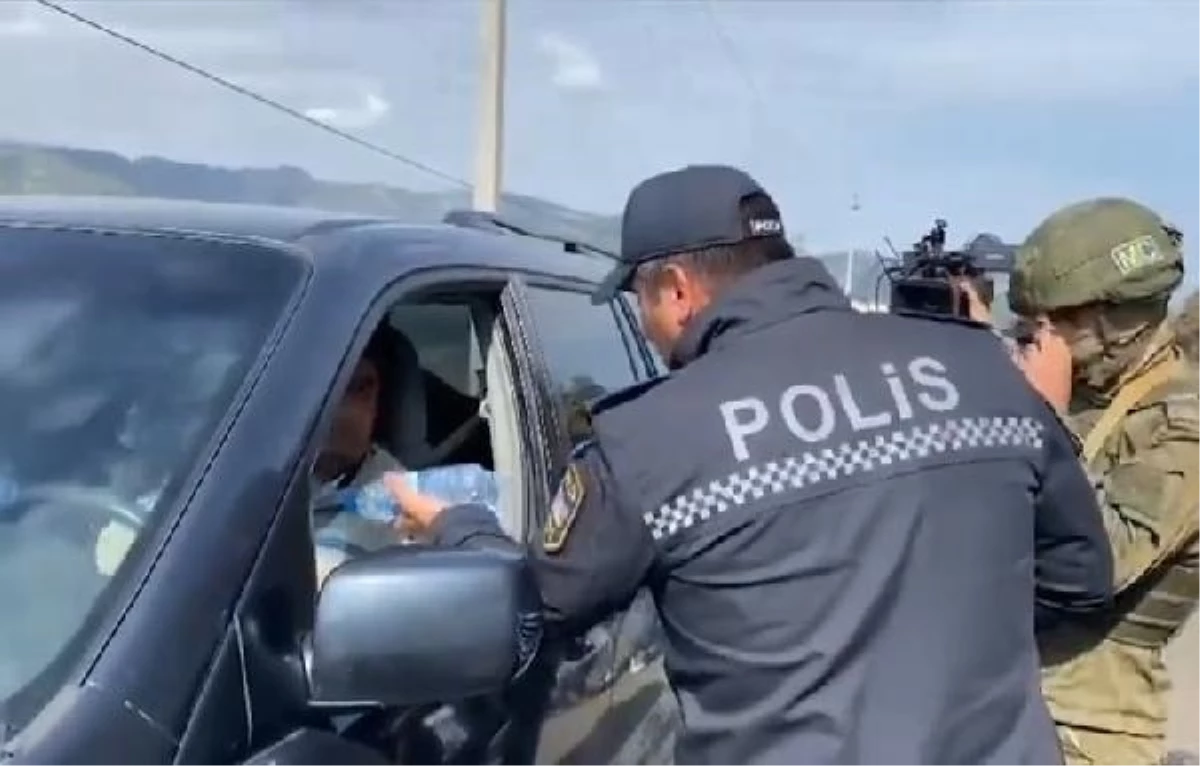 Azerbaycan Polisleri Karabağ\'daki Ermeni Sivillere Yardım Ediyor
