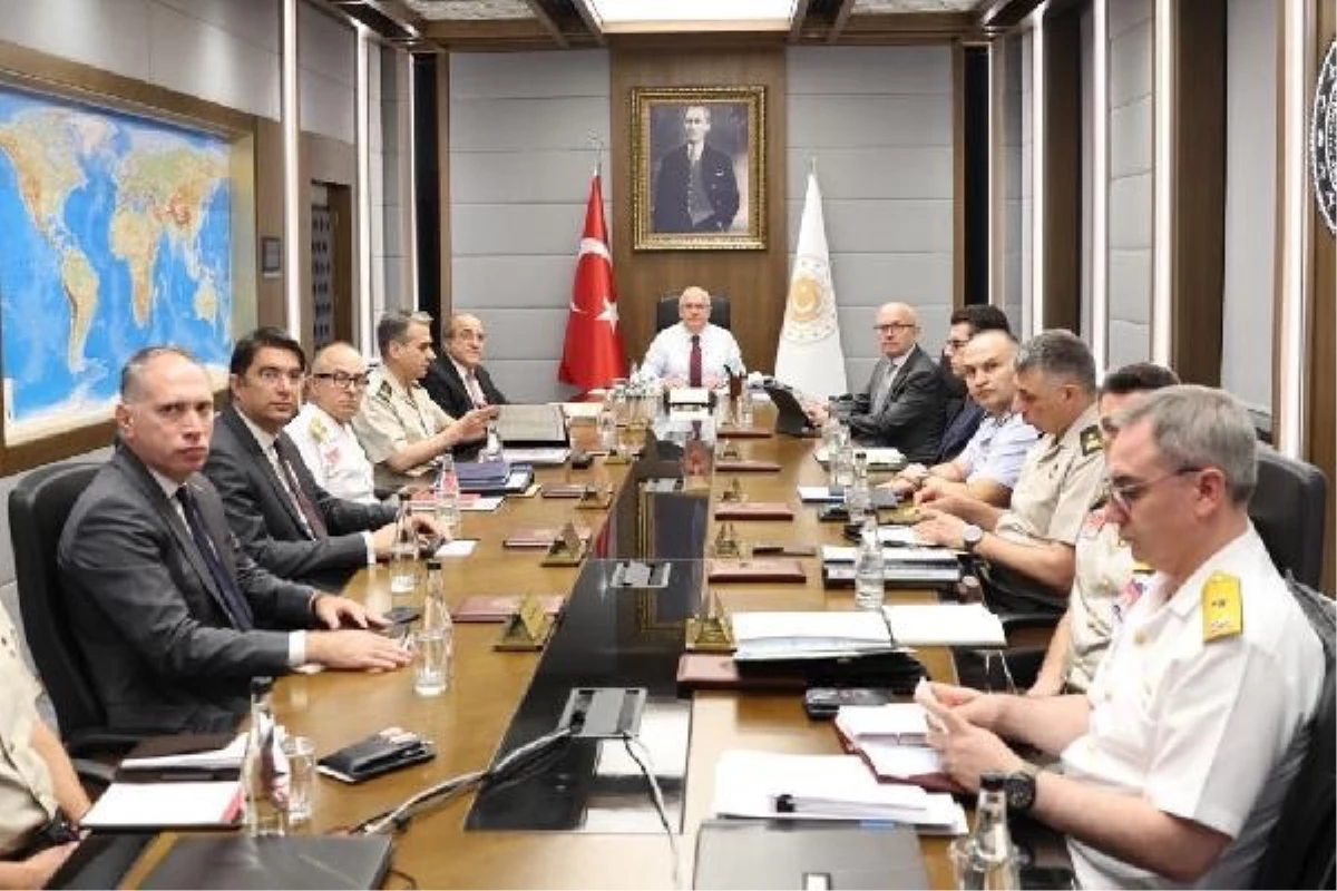 Milli Savunma Bakanı Yaşar Güler, birlik komutanlarıyla video konferans toplantısı gerçekleştirdi