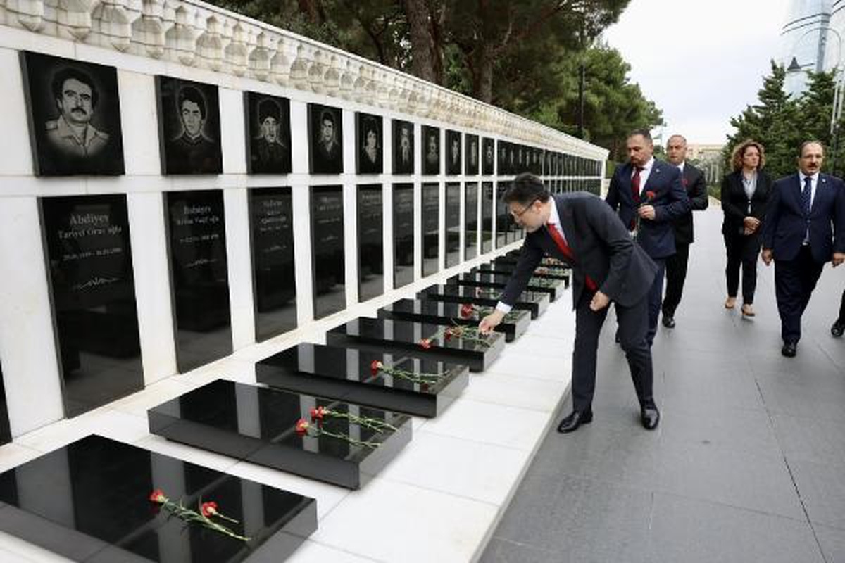 Bakan Yumaklı, Azerbaycan Şehitliği ve Türk Şehitliği\'ni ziyaret etti