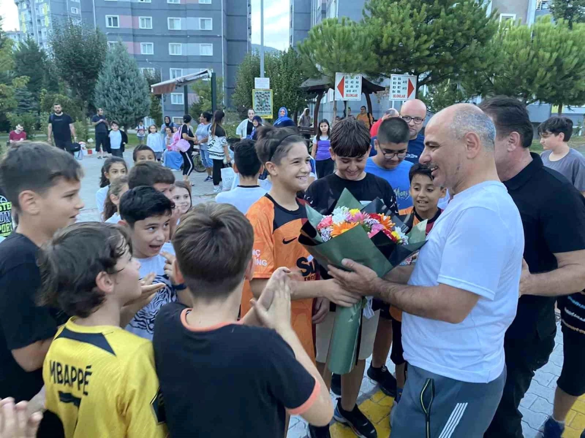Körfez Belediye Başkanı Şener Söğüt, Çocuklarla Maç Yaptı