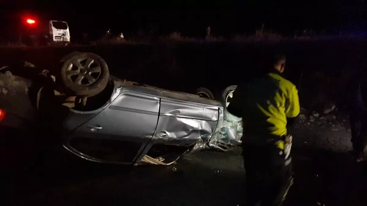 Çorum\'da Otomobil Devrildi: 2 Yaralı