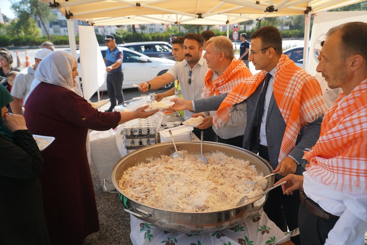 Çorum\'da festivalde yapılan pilav kara yolundan geçen sürücülere ikram edildi