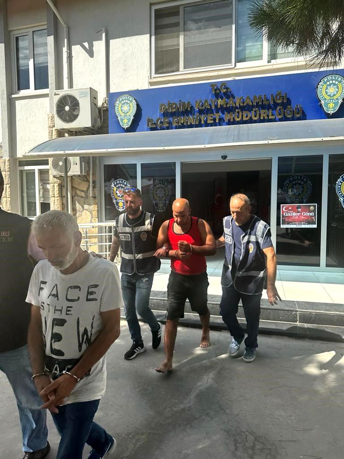 Didim\'de 13 düzensiz göçmen yakalandı, 5 organizatör tutuklandı