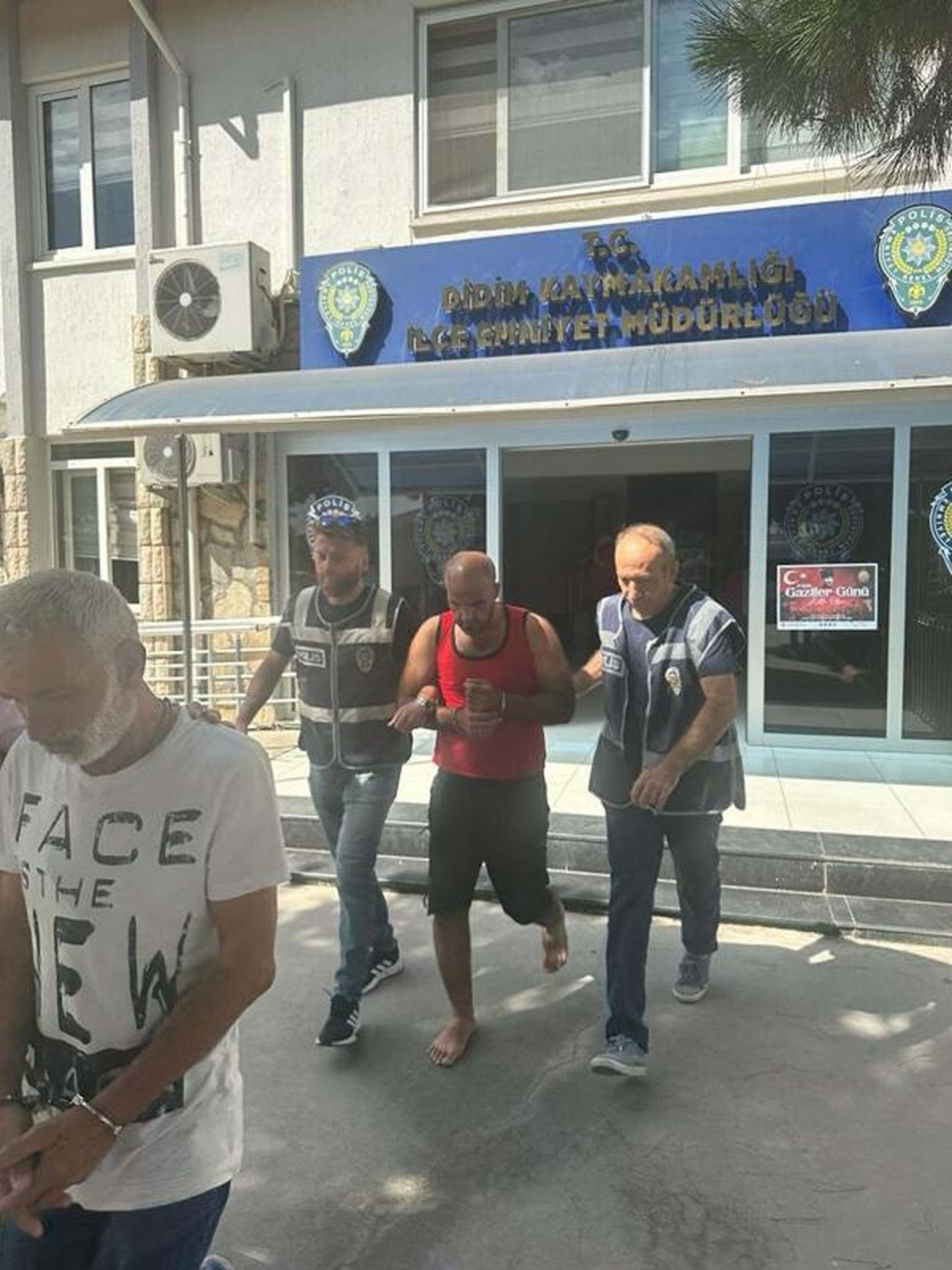 Didim\'de 13 Kaçak Göçmen Yakalandı, 5 Organizatör Tutuklandı