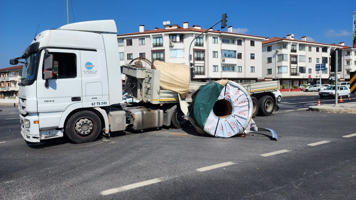 Düzce\'de otomobile çarpan tırın kasasından yola devrilen sac ulaşımı olumsuz etkiledi