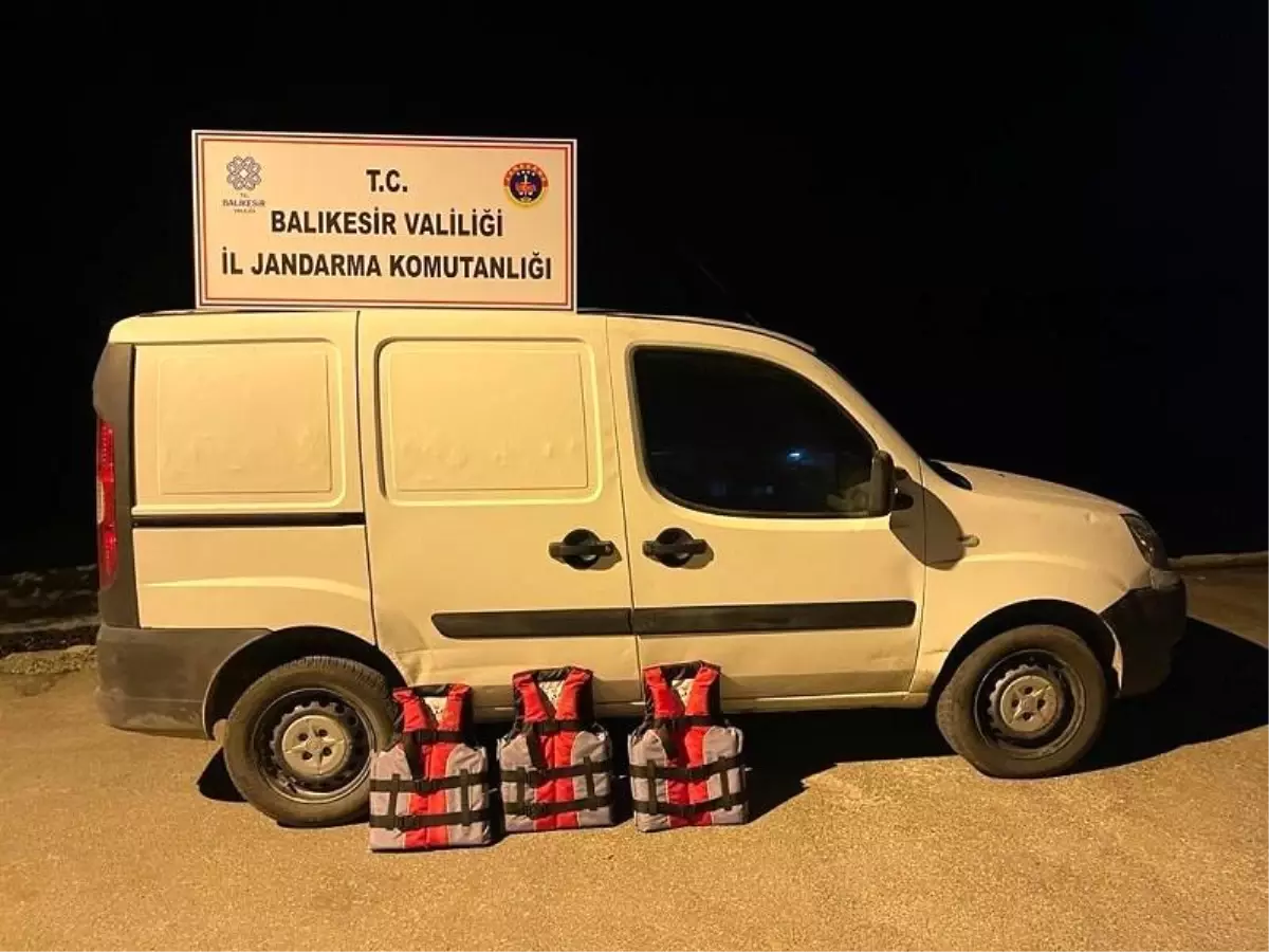 Balıkesir\'de düzensiz göçmen operasyonu: 63 göçmen ile 1 organizatör yakalandı