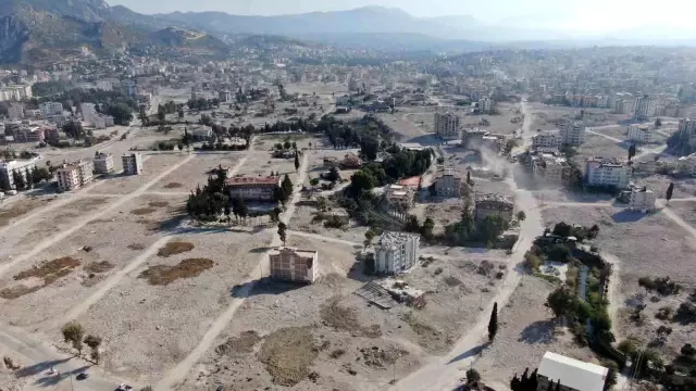 Hatay'daki enkaz kaldırma çalışmalarında sona gelinirken ortaya çıkan görüntü yaşanan felaketin boyutunu bir kez daha gözler önüne serdi Hatay'daki enkaz kaldırma çalışmalarında sona gelinirken ortaya çıkan görüntü yaşanan felaketin boyutunu bir kez daha gözler önüne serdi