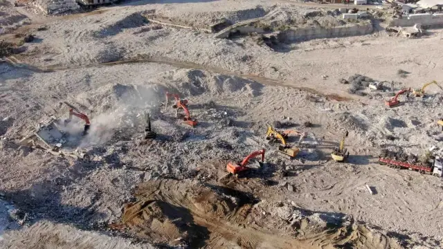 Hatay'daki enkaz kaldırma çalışmalarında sona gelinirken ortaya çıkan görüntü yaşanan felaketin boyutunu bir kez daha gözler önüne serdi Hatay'daki enkaz kaldırma çalışmalarında sona gelinirken ortaya çıkan görüntü yaşanan felaketin boyutunu bir kez daha gözler önüne serdi