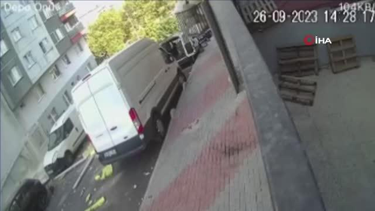Esenler\'de 16 katlı binanın dış cephesinin bir kısmı böyle çöktü
