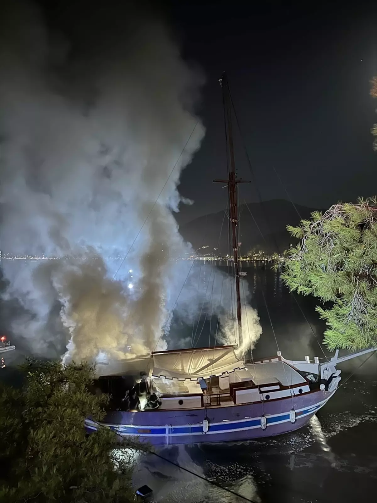 Fethiye\'de teknede çıkan yangın kontrol altına alındı