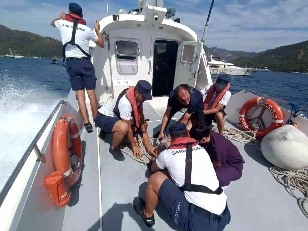 Muğla\'da Gezi Teknesinde Rahatsızlanan Vatandaş Tıbbi Tahliye Edildi