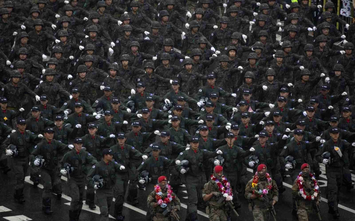 Güney Kore, 10 Yıl Sonra İlk Kez Askeri Geçit Töreni Düzenledi