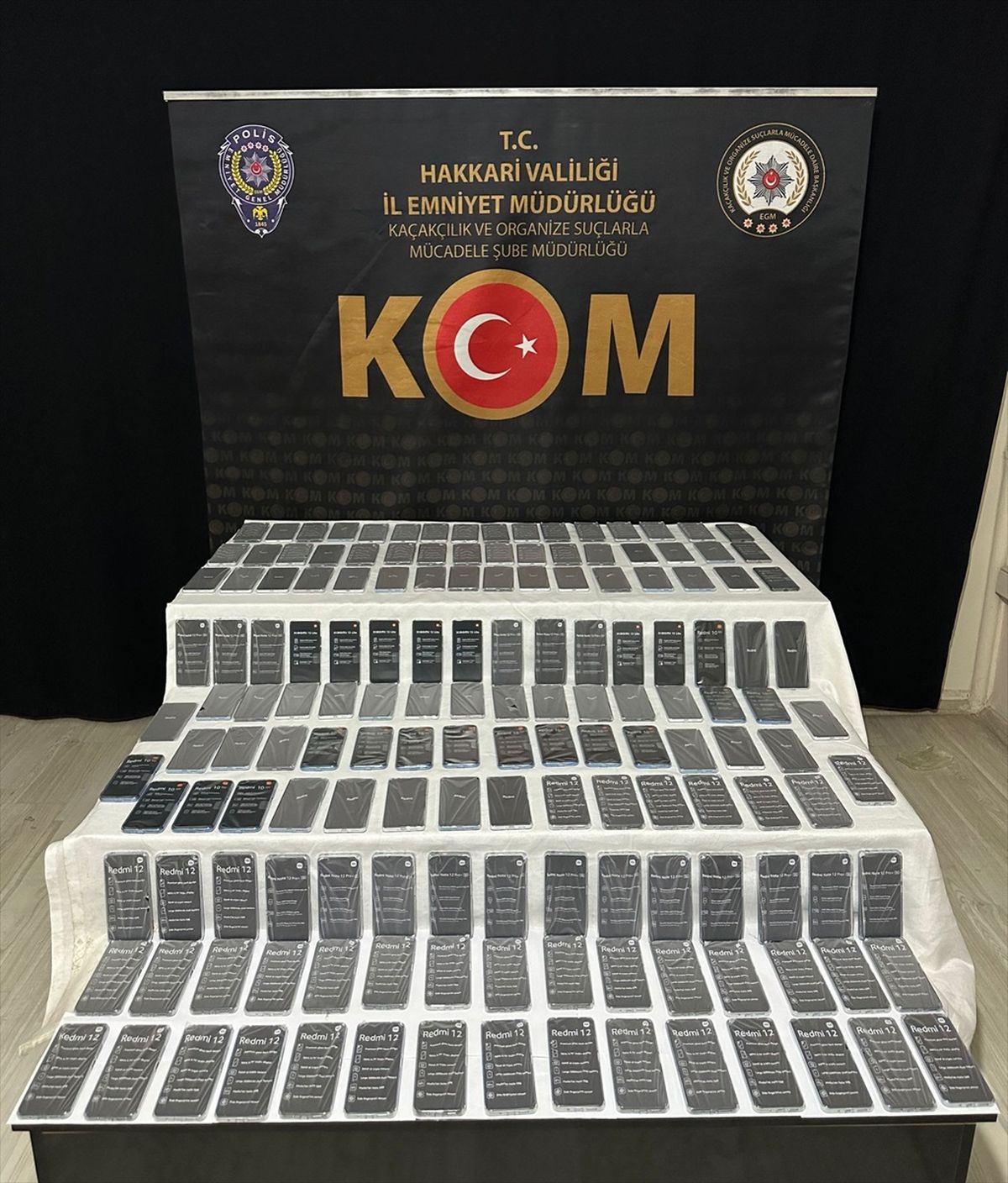 Hakkari\'de Gümrük Kaçağı Akaryakıt, Gözlük ve Telefonlar Ele Geçirildi