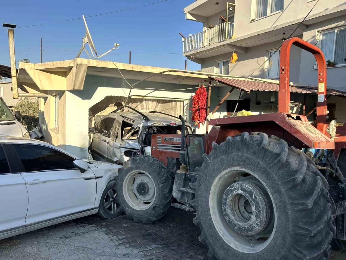 Altınözü\'nde fren arızalı traktör 3 araca çarptı ve evin duvarını yıktı