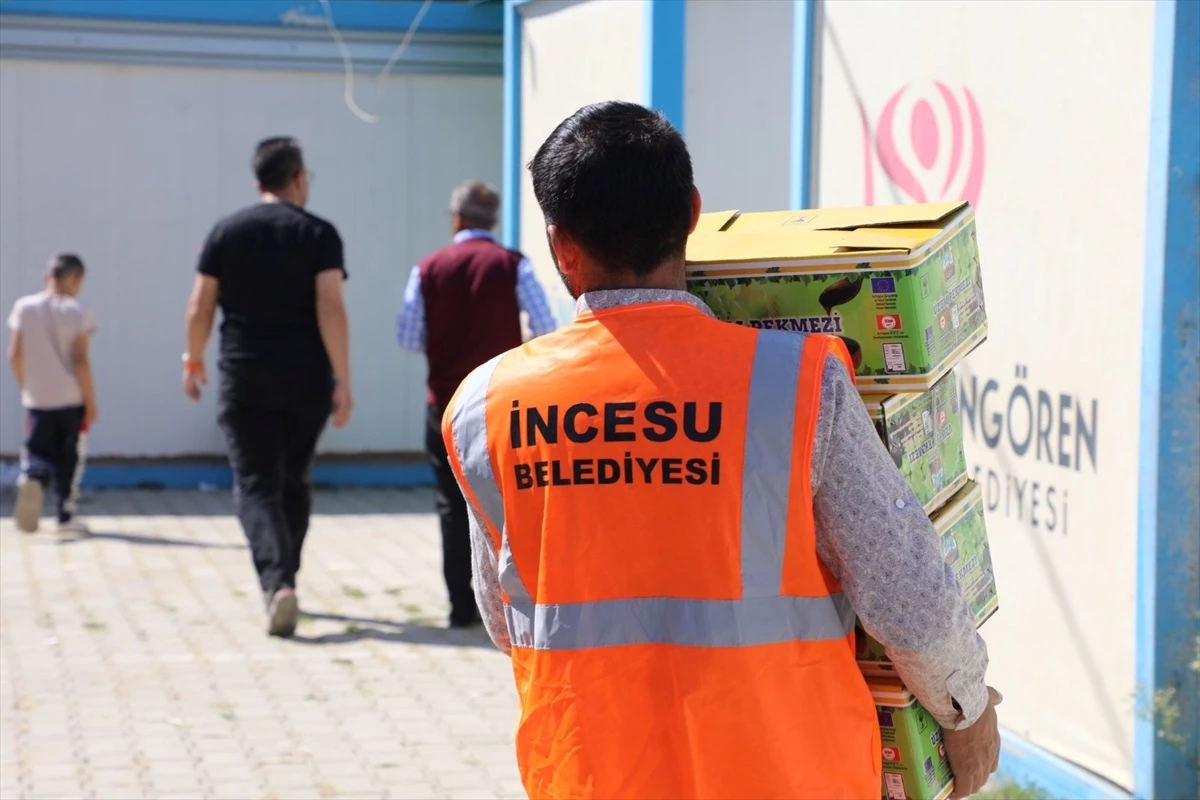 İncesu Belediyesi, Göksun\'daki depremzedelere 2 ton üzüm dağıttı
